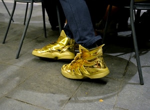 scarpe, oro, sedie, gambe, pavimento, giallo, due, piedi
