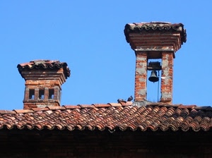 tetto, campana, piccioni, cielo, tegole, comignolo, comignoli, coppi, campanella, azzurro, mattoni, campanile