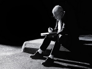 uomo, occhiali, penna, scarpe, ombre, bianconero, quaderno, ombra, nero, seduto, orologio, bianco, appunti, scrive, luce, scrittura, persona, blocco