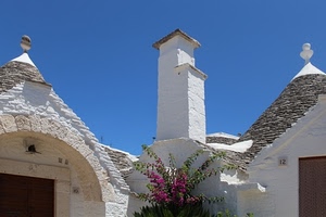 trulli, bianco, comignolo, fiori, cielo, puglia, tetti, camino, pianta