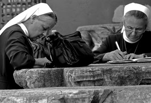 suore, borsa, penna, occhiali, due, scrivere, bianco, quaderno, nero, bianconero, religiose, velo, pietra