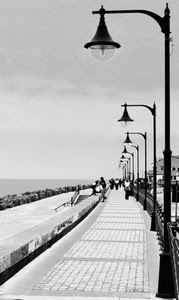 lampioni, mare, bianconero, persone, lungomare, cielo, scogli, prospettiva, strada, scogliera, passeggiata, frangiflutti, casa, pali, case, passanti