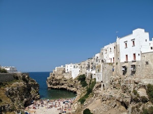 mare, spiaggia, case, insenatura, cielo, finestre, scogli, bagnanti, acqua, azzurro, borgo, puglia, bianco, paese, scogliera
