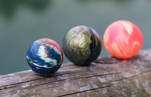 legno, sfere, tre, blu, palline, sfocato, biglie, palle, colori, verde, rosa, macro, gomma, rosso