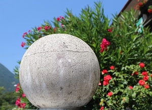 sfera, fiori, verde, rosso, azzurro, cielo, foglie, palla, oleandro, cemento, rossi, pietra, piante, pianta, marmo