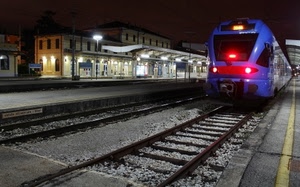 stazione, treno, binari, notte, luci, notturno, ferrovia, lampione, rotaie, lampioni, traversine, blu, binario, linea, rosso