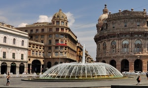 fontana, piazza, palazzi, acqua, persone, archi, portici, zampilli, finestre, genova