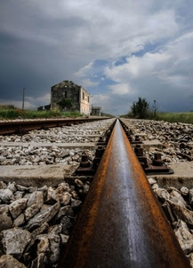nuvole, cielo, ferrovia, ruggine, ferro, rudere, sassi, pietre, binario, rotaie, binari, bulloni, stazione, traversine, massicciata, casa, piante, erba, verde, rotaia, legno, traverse, metallo
