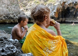 bambini, giallo, acqua, mangiare, mare, panini, rocce, due, asciugamano