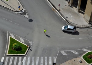 strada, auto, aiuola, incrocio, strisce, pedone, passante, uomo, automobile, macchina