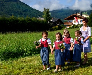 bambini, fiori, verde, prato, montagna, bambine, campo, erba, mazzolini, case