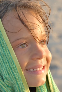 sorriso, occhi, bambino, capelli, viso, denti, bambina, verde, bocca, asciugamano, sguardo, naso, velo, accappatoio