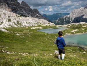 laghi, bambino, montagne, nuvole, montagna, prato, verde, panorama, prati, rocce, bimbo, lago
