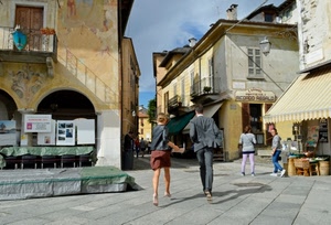 passanti, persone, negozi, finestre, strada, paese, piazza, donna, via, lampione, balconi, balcone, tende, case