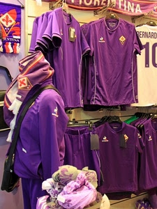 viola, fiorentina, negozio, maglie, magliette, sport, giglio, stemma, tute, calcio, borsello, sciarpa, foulard, squadra