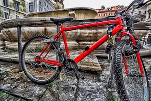 bicicletta, ruote, rosso, fontana, lucchetto, pedali, ringhiera, pioggia, catena