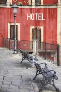 panchine, lampione, hotel, ringhiera, rosso, due, finestre, finestra, legno, persiane, albergo, ferro
