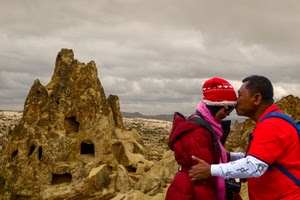 bacio, nuvole, rosso, coppia, roccia, donna, grotte, uomo, rocce, berretto, panorama, due