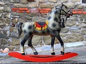 cavallo, dondolo, giocattolo, rosso, muro, mattoni, cavallino, sella