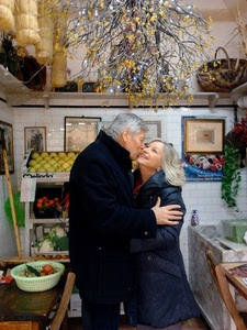 bacio, donna, uomo, frutta, coppia, mele, abbraccio, quadri, negozio, amore, anziani, cesti, due, mano