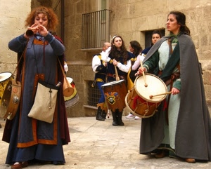 tamburi, tamburo, costumi, piffero, donne, medioevo, suonatori, persone, flauto, suonare, mantello, strumenti