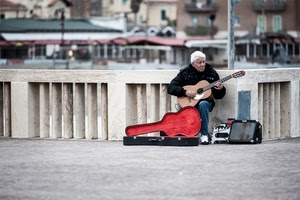 chitarra, custodia, musica, strada, rosso, musicista, suonatore, altoparlante, balaustra, chitarrista