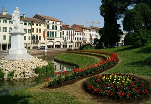 statua, fiori, aiuole, alberi, acqua, monumento, case, verde, giardino, finestre, erba, prato, piante, cielo, giardini, archi, canale, rosso, riflessi