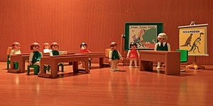 scuola, banchi, alunni, giocattoli, cattedra, lavagna, maestra, dinosauri, classe, aula, lego