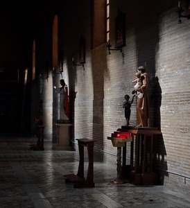 statue, ombre, chiesa, inginocchiatoio, devozione, santi, statua, luci, interno, muro, lumini