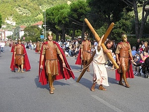 croce, soldati, alberi, cristo, processione, gesù, verde, strada, elmi, rosso, rievocazione, rappresentazione, costumi, romani, mantelli, corde, pubblico, corda, manifestazione, mantello, passione, spettatori, centurioni
