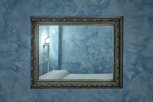 specchio, letto, cornice, riflesso, azzurro, muro, quadro, parete, lampada, stanza, applique, luce