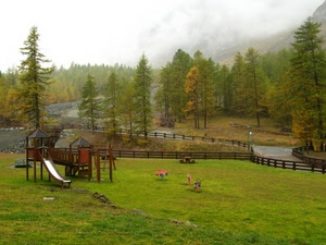 alberi, scivolo, giochi, strada, verde, staccionata, parco, prato, montagna