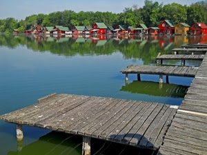 lago, case, alberi, rosso, verde, pontili, acqua, legno, casette, pontile, riflessi, tetti, colori, fiume, moli, mare