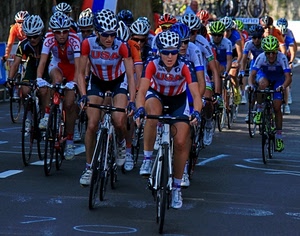 caschi, biciclette, strada, sport, corsa, gara, ciclismo, corridori, ciclisti, ruote, bici, gruppo, donne, pedalare, magliette, rosso, occhiali, casco, divise, pedali, squadra