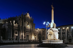 piazza, chiesa, monumento, notturno, notte, elefante, luci, fontana, blu, obelisco, lampioni, duomo, lampione, finestre, colonna, catania, statue, cielo, palazzi