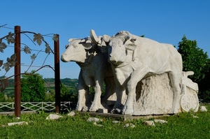 buoi, monumento, verde, prato, due, erba, cielo, aratro, scultura, foglie, pietra, statue, alberi, zampe, campagna, vite, azzurro, piante
