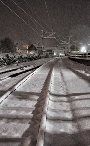 binari, neve, stazione, luci, ferrovia, rotaie, nevicata, cavi, notte, ombre, fili, case, inverno