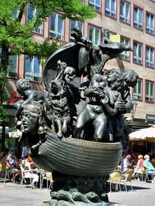 finestre, scultura, sedie, persone, piazza, albero, barca, statue, statua, monumento, nave, palazzo, scheletro, verde, aquila, fontana, grigio, gente, ombrelloni, uccello, edificio