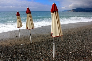 mare, spiaggia, ombrelloni, tre, onde, rosso, bianco