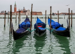 gondole, venezia, laguna, campanile, acqua, pali, blu, mare, chiesa, gabbiano, case, canale, isola, nero, verde, azzurro, riflessi, tre, ormeggio, barche