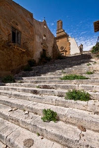 gradini, scalinata, scala, erba, chiesa, finestra, cielo, muri, rovine, piante, scale, nuvole, verde, scalini, ombra, abbandono