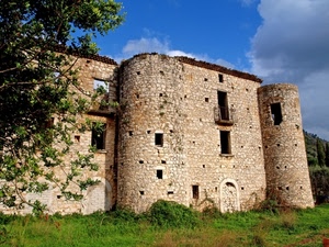 finestre, castello, cielo, albero, erba, balcone, rudere, torri, nuvole, prato, torrioni, verde, porte, rami, torre