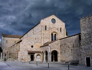 chiesa, nuvole, piazza, colonne, bifora, archi, paletti, pietra, rosone, facciata, catena, cielo