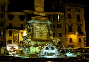 fontana, acqua, luci, statue, finestre, palazzi, obelisco, notturno, monumento, notte, zampilli, case, vasca, sera, piazza, pesci, delfini, scritte, scritta, lampioni, notturna, mascheroni