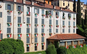 finestre, bandiere, palazzo, persiane, tricolore, comignoli, tetto, verde, case, alberi