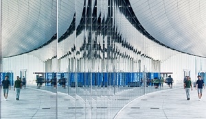 specchi, riflessi, persone, passanti, riflesso, azzurro, vetri, curve, verde, bianco, specchio, architettura, blu, celeste, due