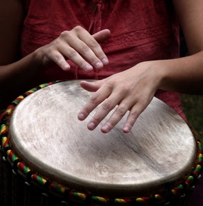 mani, dita, rosso, tamburo, giallo, musica, donna, verde, unghie, colori, cerchio, strumento, pelle, battere, suonare, rotondo, percussioni, due