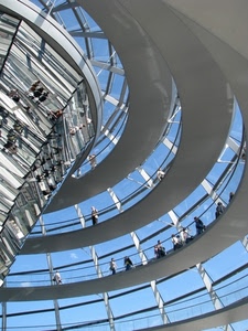persone, vetro, azzurro, cielo, architettura, cerchi, specchi, curve, vetrate, acciaio, cupola, berlino, balaustre, struttura, grigio, piani, spirale, celeste, vetri