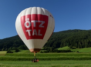 mongolfiera, cielo, alberi, prato, rosso, verde, pallone, colline, montagne, bosco, bianco
