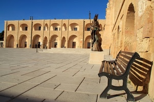 panchina, statua, piazza, archi, ombra, bronzo, azzurro, cielo, monumento, pietra, papa, porte, legno, lampioni, vescovo, persone